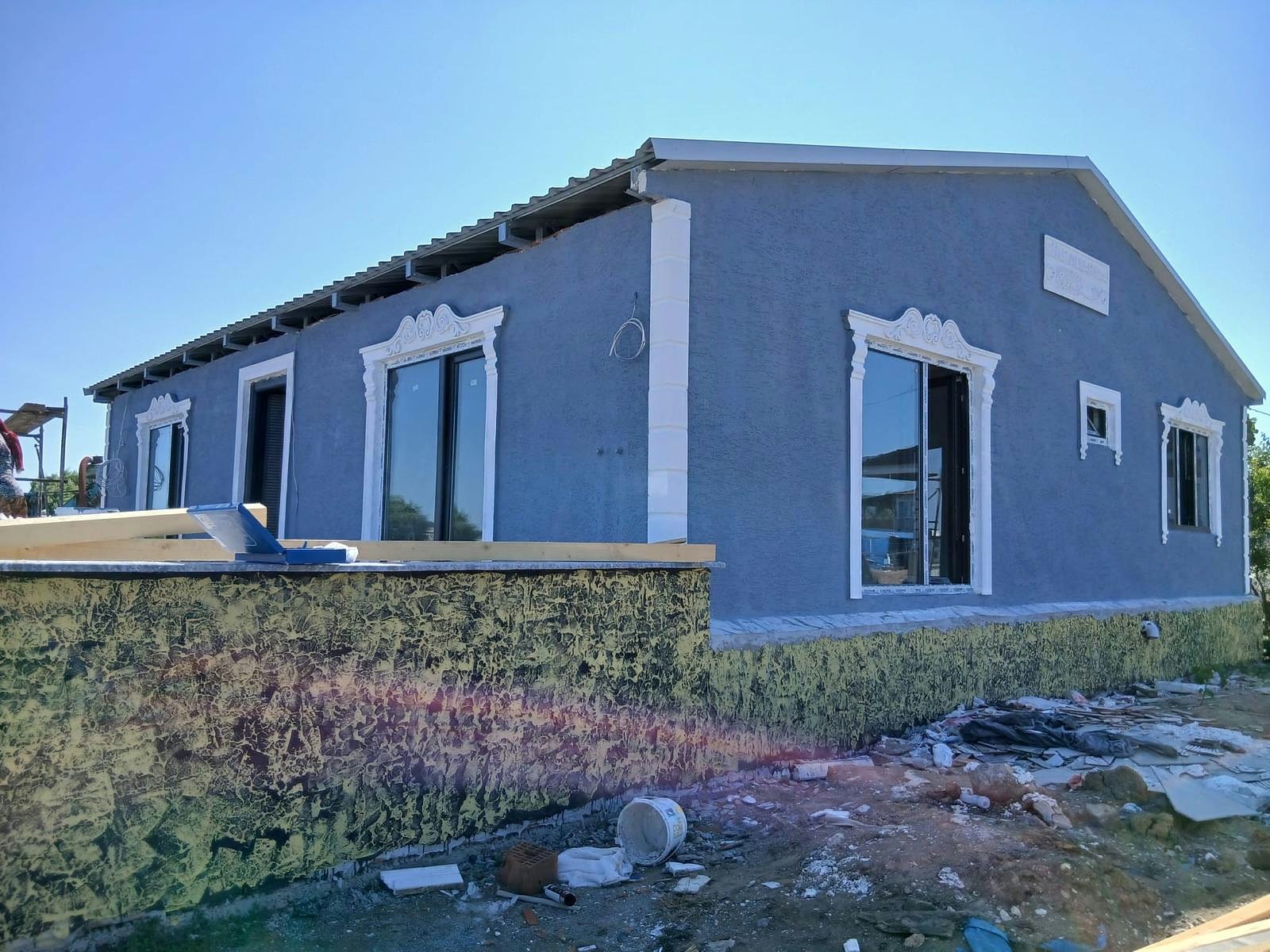 Tek katlı 2+1 süslemeli pencere çerçeveli prefabrik ev dış cephe görünümü
