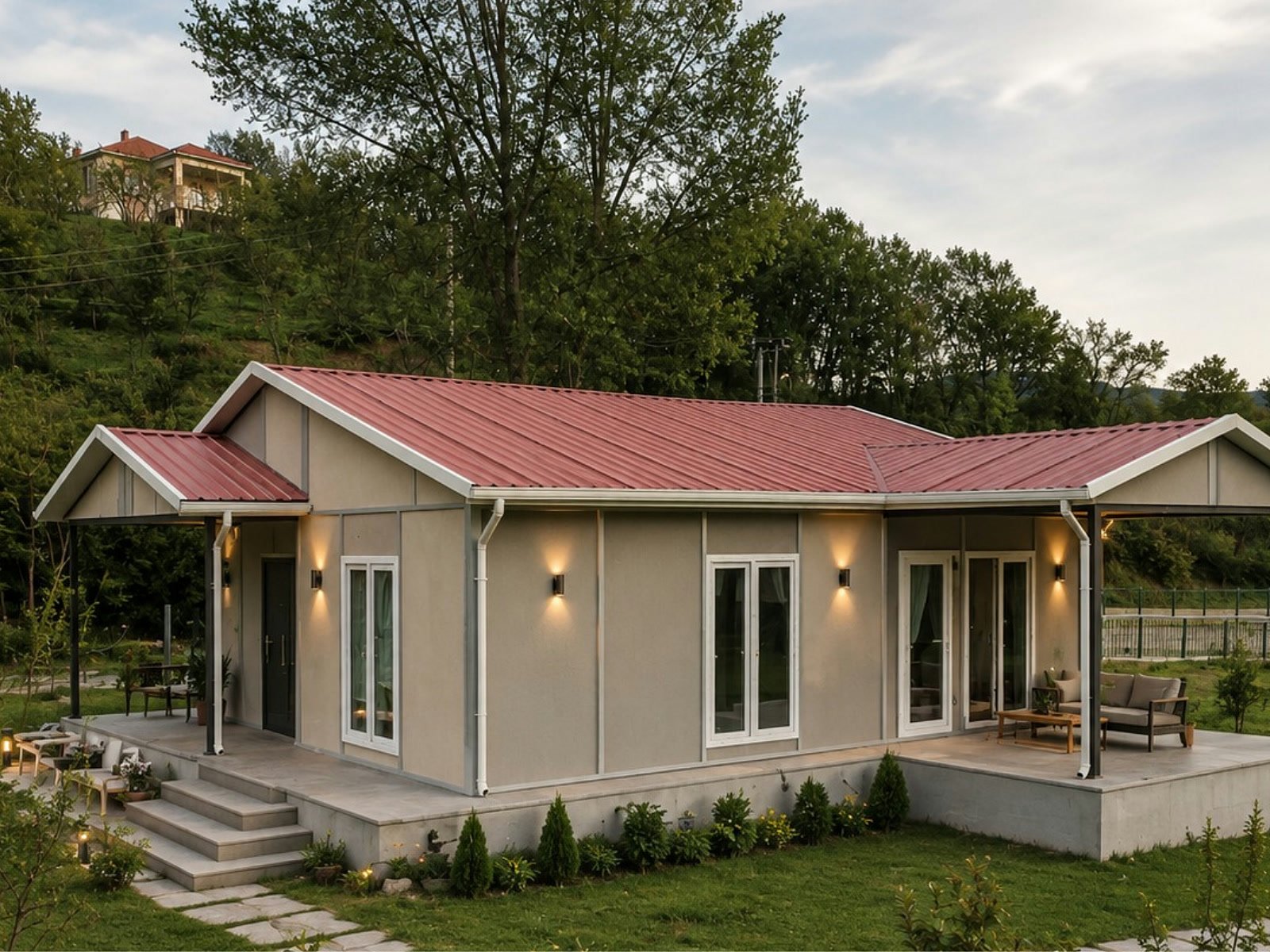 Çim bahçe içinde tek katlı prefabrik ev, gri ve beyaz cephe