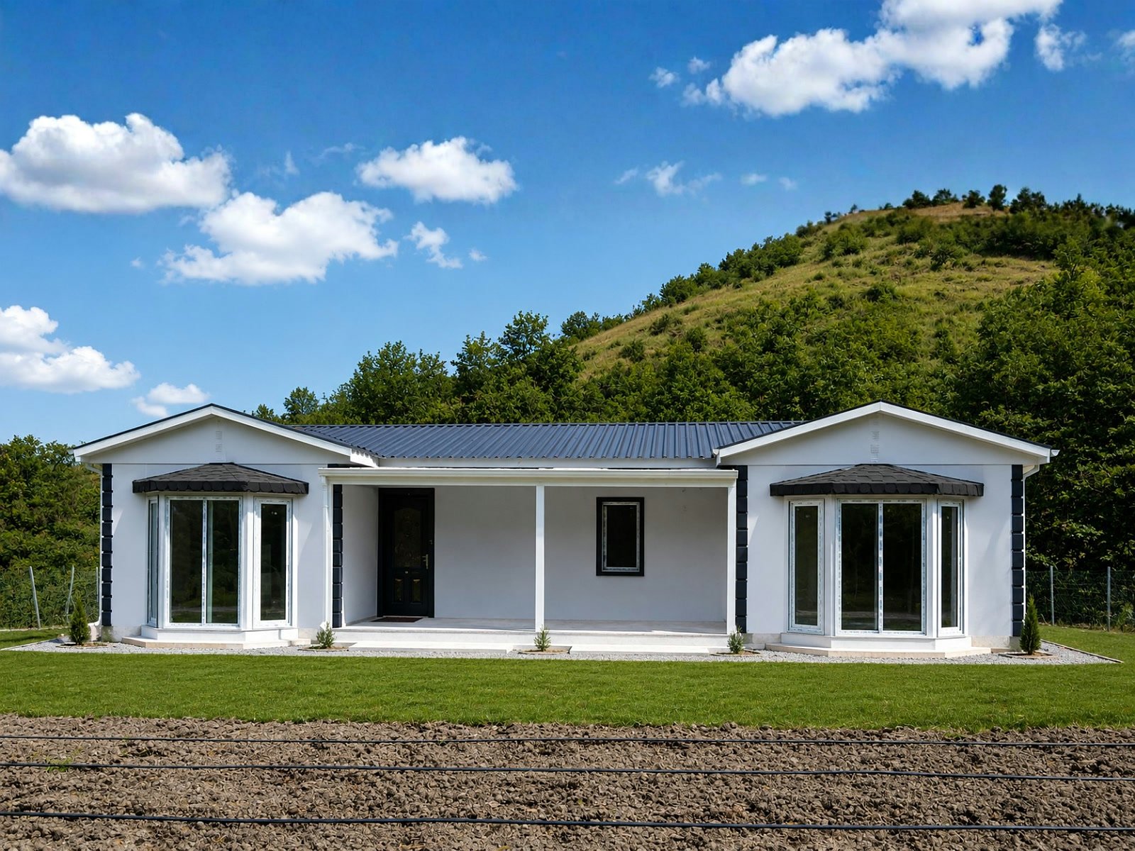 Sundurmalı tek katlı prefabrik ev, gri cephe kaplaması